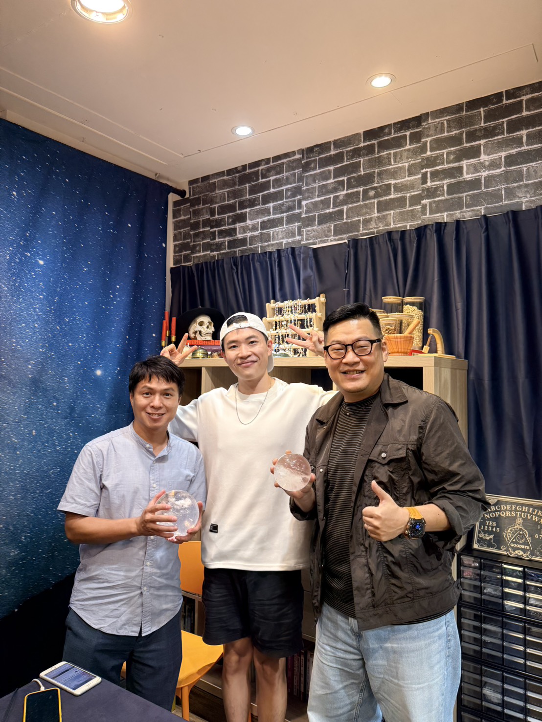 《哪裡適合我？》EP.206 Podcast 訪談結束後，主持人 Snake 與夢想智賦顧問劉正仁、吳豪恩合影。