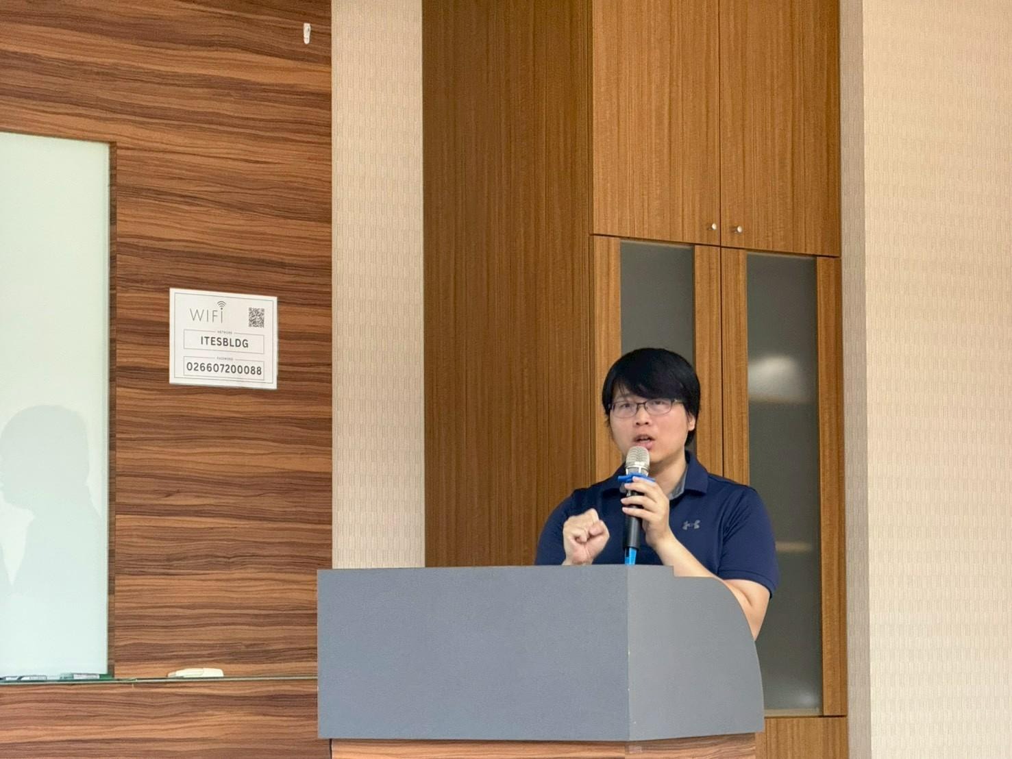 餐飲業導入AI培訓班首週現場,林鼎閔講師說明全通路餐飲平台架構與系統整合