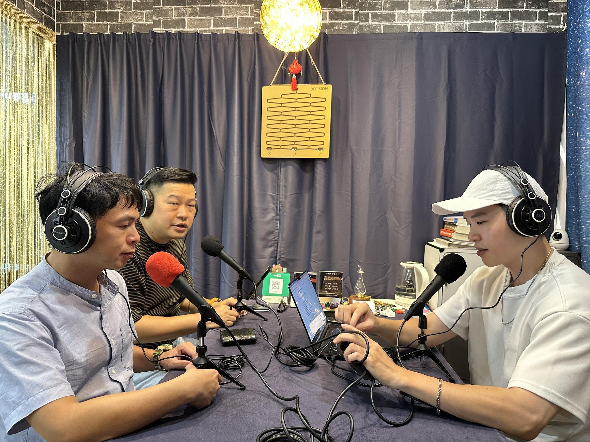《哪裡適合我？》EP.206 錄製現場，主持人 Snake 與夢想智賦顧問劉正仁、吳豪恩進行創業主題對談。